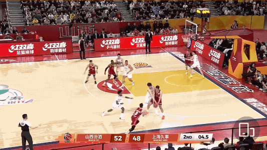 贾明儒半场结束前投进压哨三分，山西男篮主场55：48半场领先上海男篮，今晚山西男