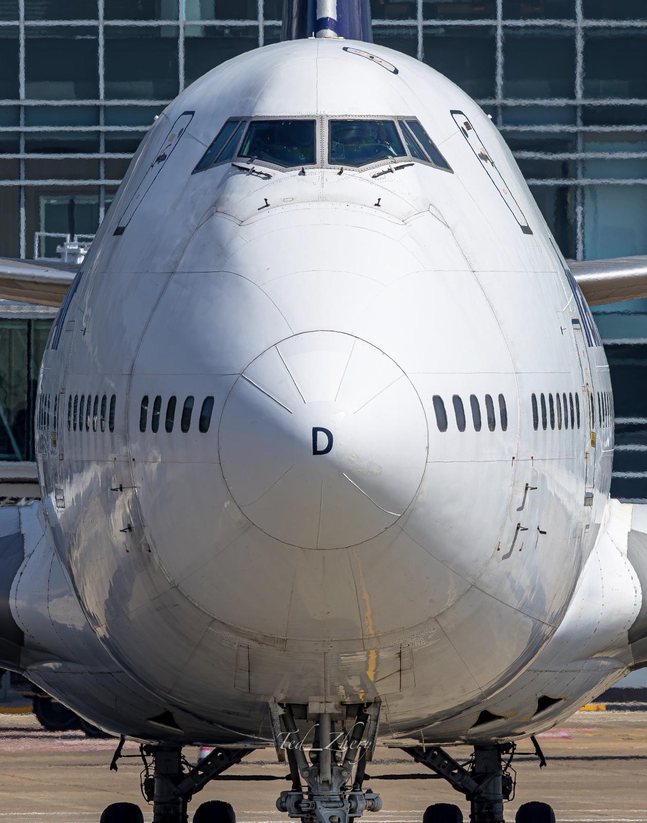 伊朗航空货运公司的这架波音 747-200C
（747-200 客货混装版）是全