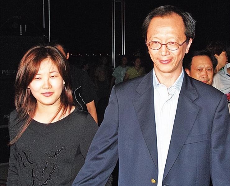 67岁的梁锦松为了让伏明霞生孩子，花100亿买下亚洲最豪华的大医院，伏明霞说：“