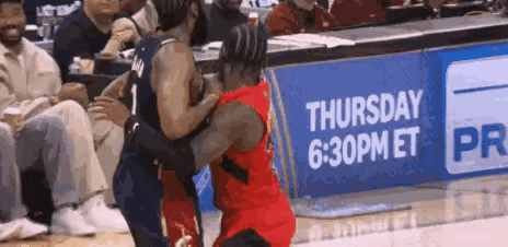 这个动作必吹恶犯的，故意击打肩部以上了，只因为犯的是哈登身上，就只是普通犯规了