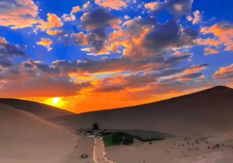 世界上只有一个敦煌。它开放包容、崇高唯美、向善守正的敦煌文化精神，也一直吸引着无