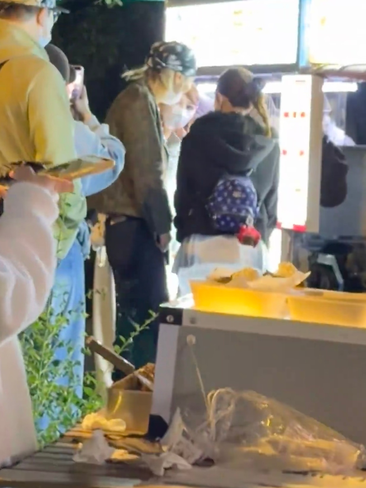 这个赵鹭鸶就这样萌萌地买完小蛋糕又去吃烤面筋[柯基]麻烦给我来碗烤冷面 ​​​