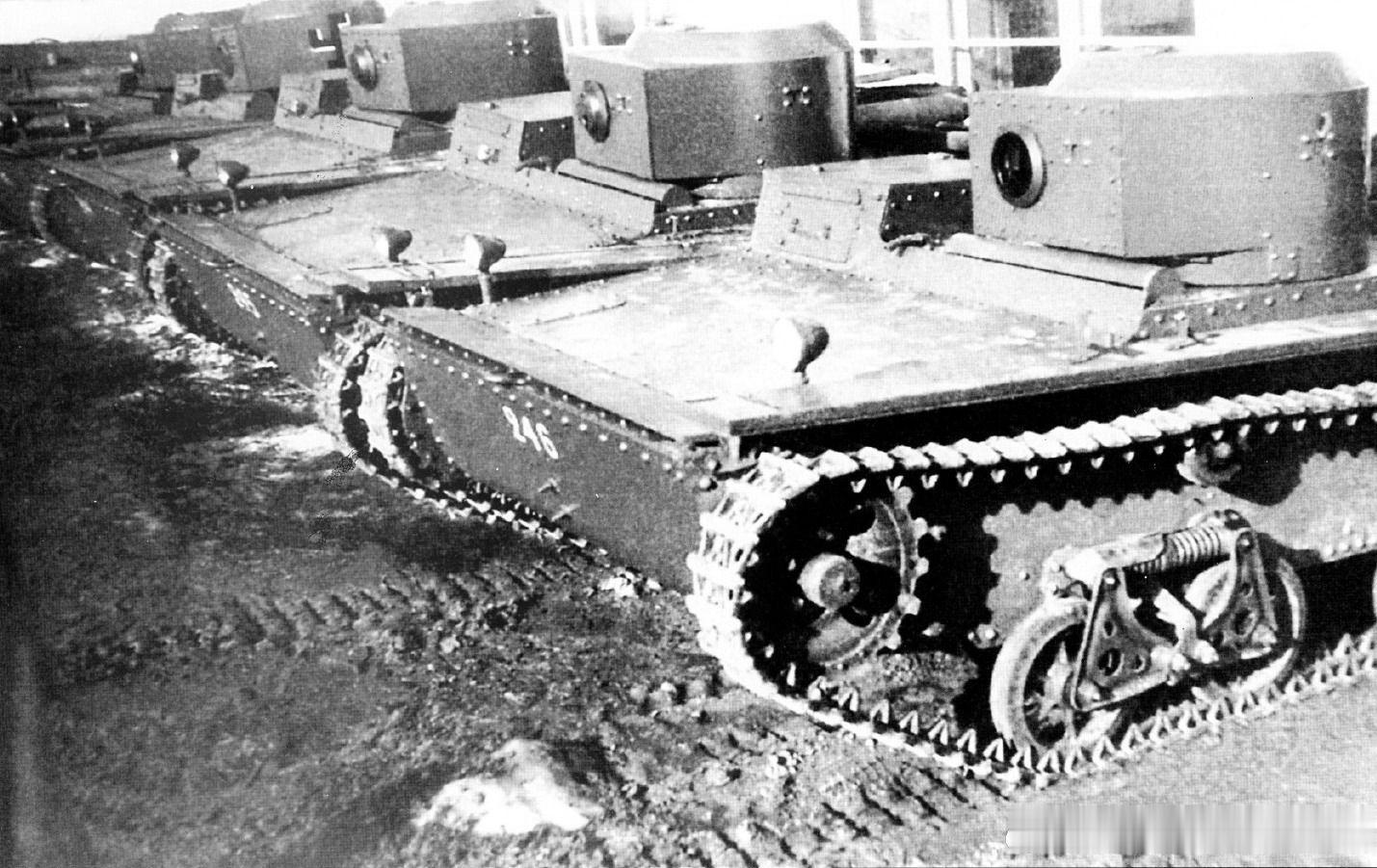 1942年7-8月在芬兰Varkaus修理厂修理缴获苏军Т-38坦克，编号是R-