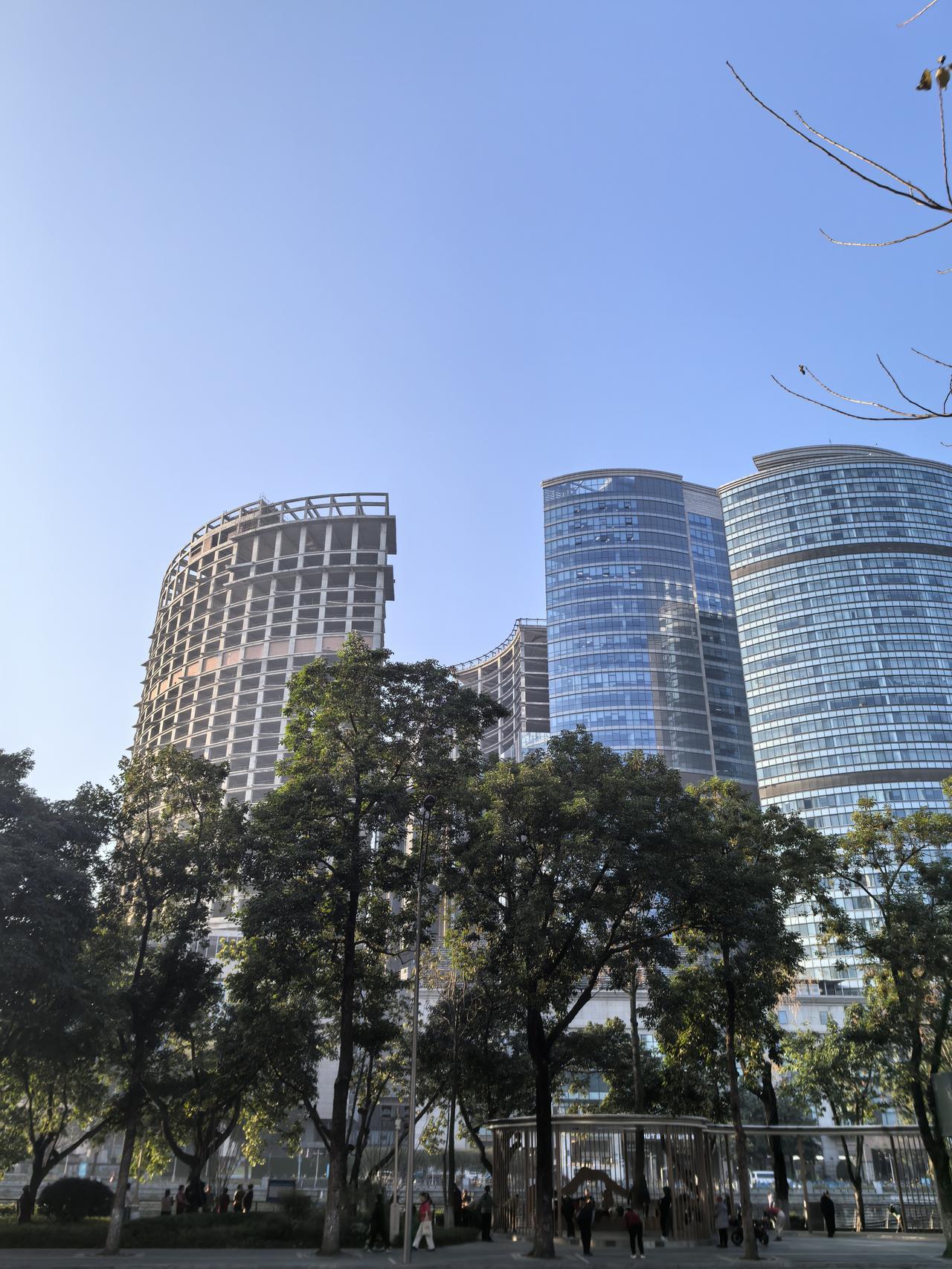 成都，市中心锦江河边，人民南路旁。
这楼盘位置相当不错，非常抢眼。修了10多年，