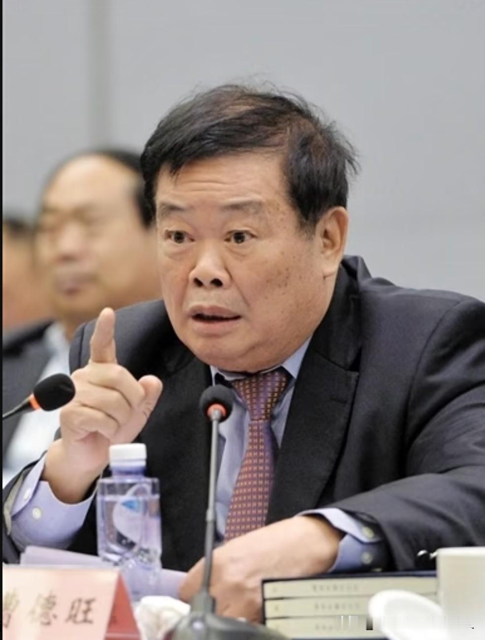曹德旺的福耀科技大学今年只招收了50名学生，而北大今年招收了4500名，清华招收