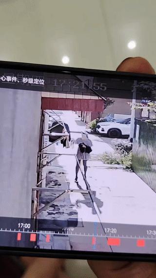监控拍到一名男子竟然男扮女装去偷别人晾在外面的衣服？
虽然他的打扮的很像女人，但