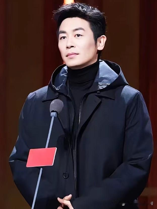 沈佳妮曾直接了当说过：
很多人都知道我老公朱亚文
外表俊朗又带点痞，像玩世不恭的