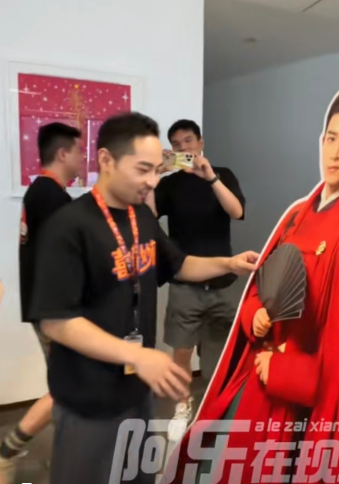 #宋木子扫楼偶遇王星越立牌# 扫楼偶遇的立牌：“没想到在这儿碰到你了！” 这怎么
