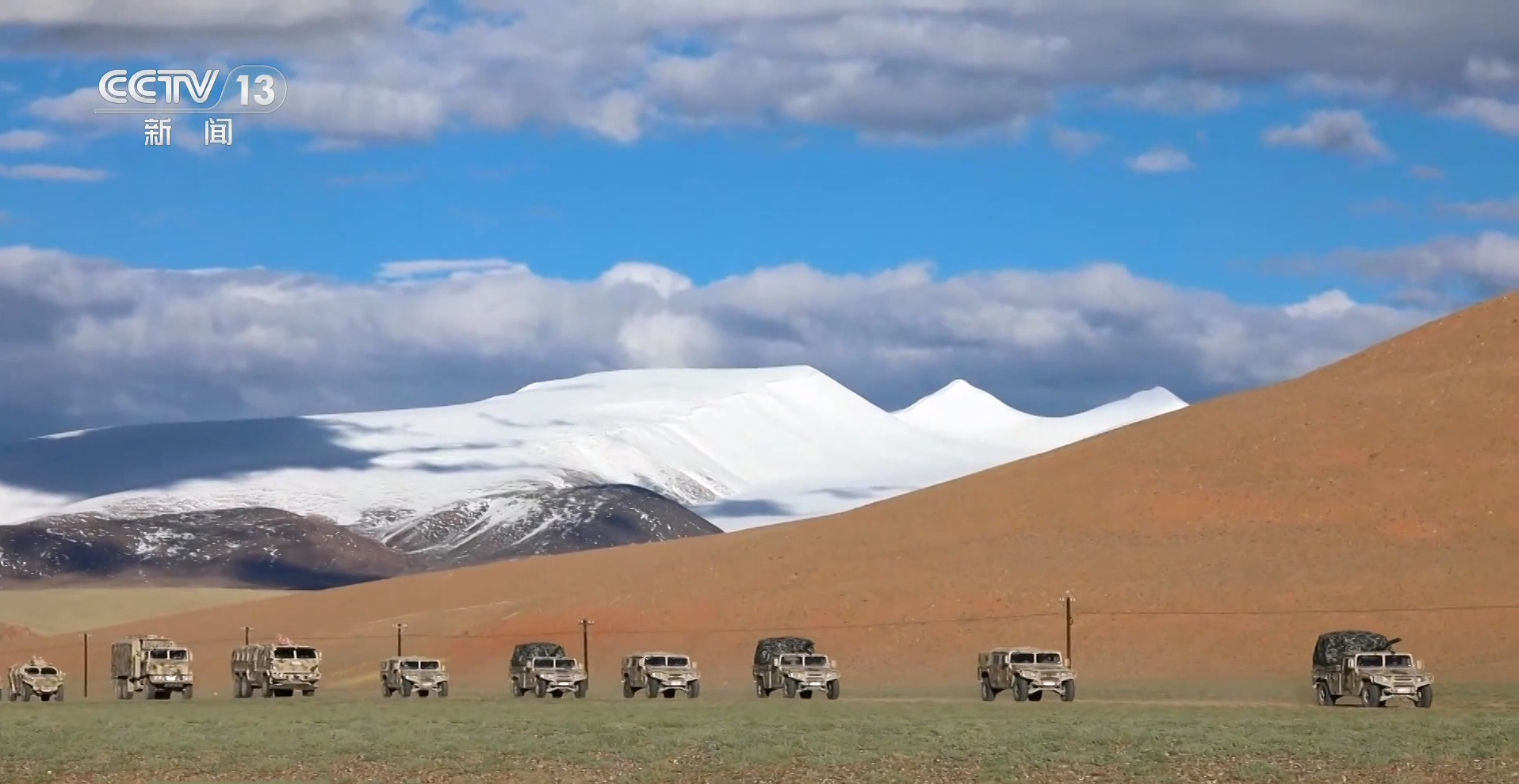 某合成团的车队行驶在高原，里面既有东风，也有解放。 