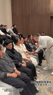个个都是金牌演员……
一个傻子糊弄一帮傻子！[灵光一闪]