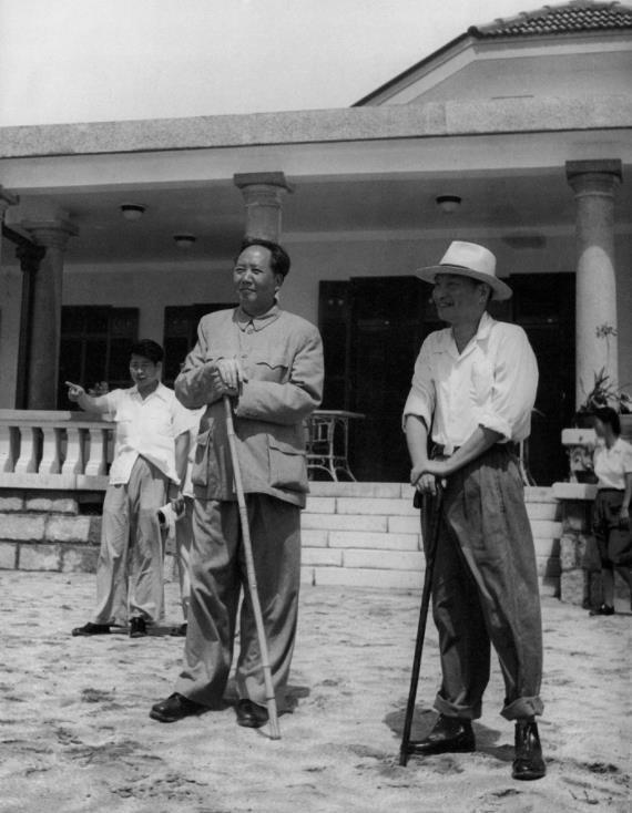 1954年夏毛主席与陈云在北戴河
