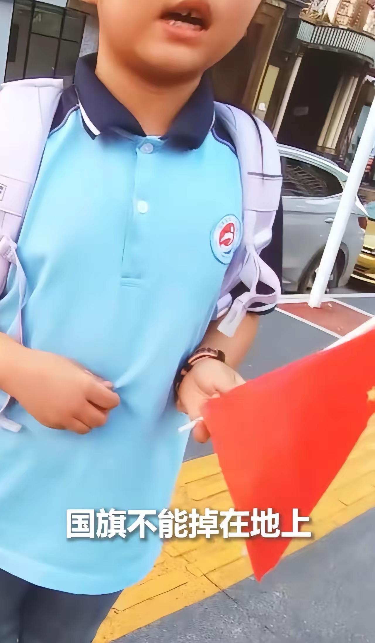 这是一则温暖人心、令人感动的故事，也体现了小朋友纯真的爱国情感和社会的善意。以下