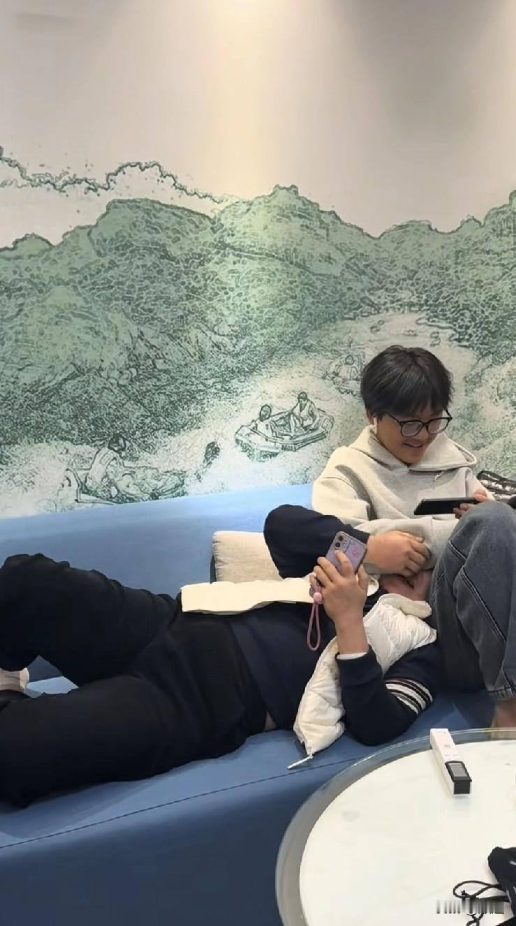 婚可以不结，但来人间一趟，孩子最好还是得生。
你看叶锐聪妈妈躺在儿子腿上，母子俩