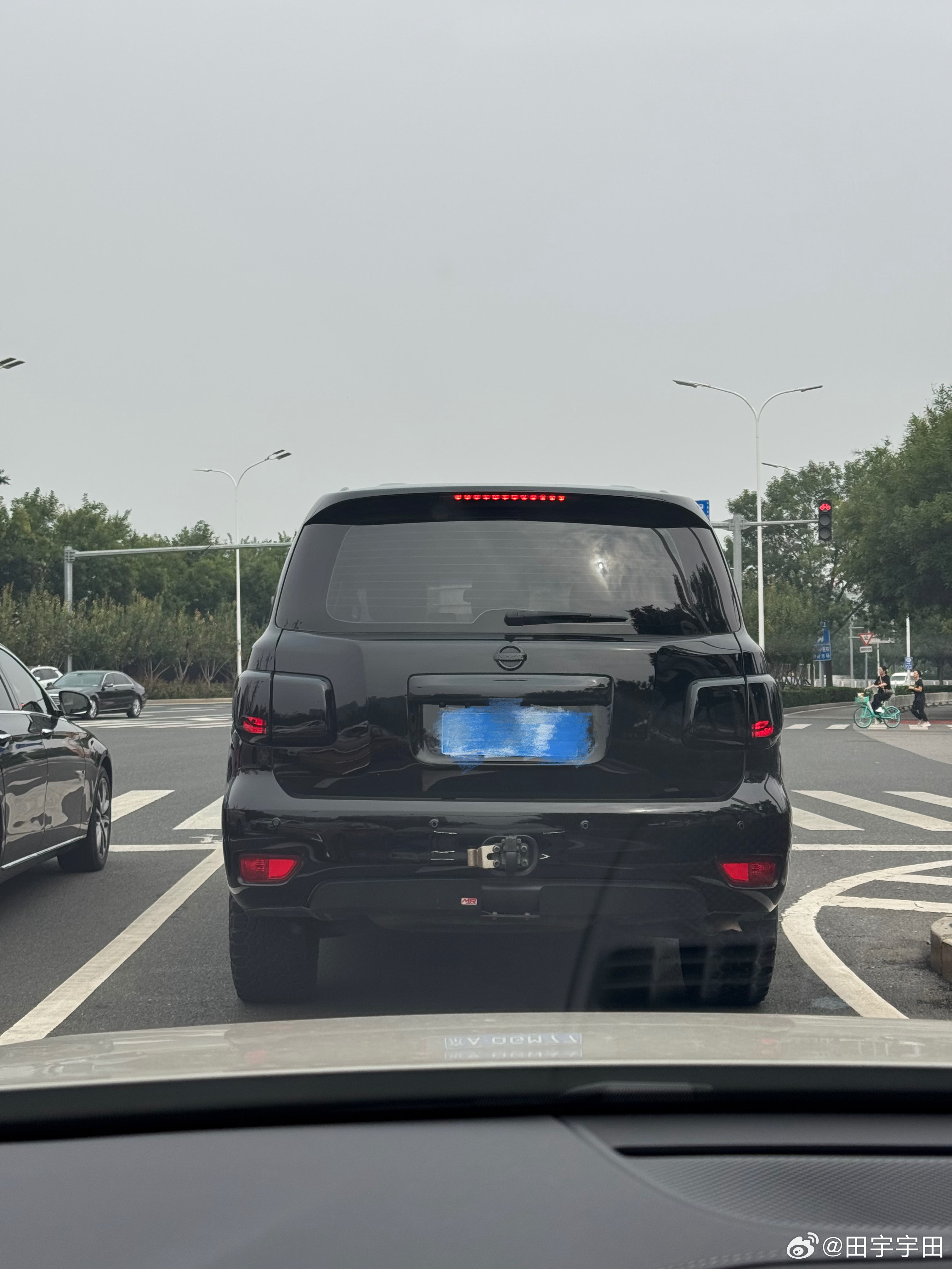 全黑化这几年好像没那么流行了但是途乐这个头全黑化还是会让人眼前一亮压迫感很强除了