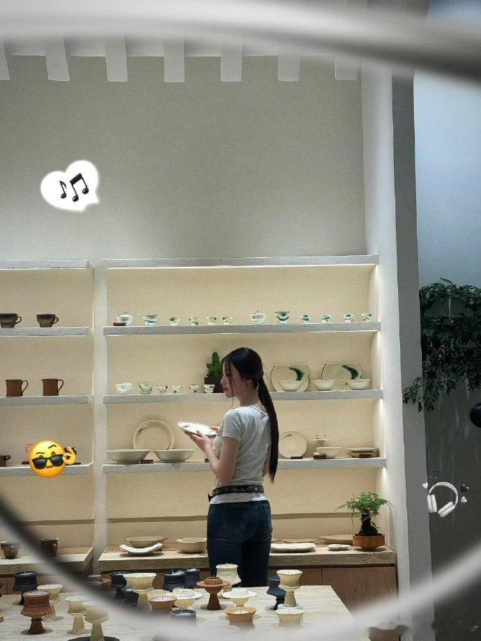 叶舒华景德镇做陶瓷 看着舒华专注做陶瓷的样子，瞬间被戳中！这认真的模样和陶瓷的温