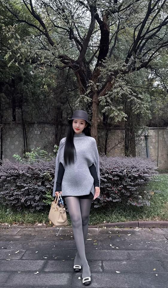 秋日穿搭指南：灰色毛衣+黑色长靴，优雅出街