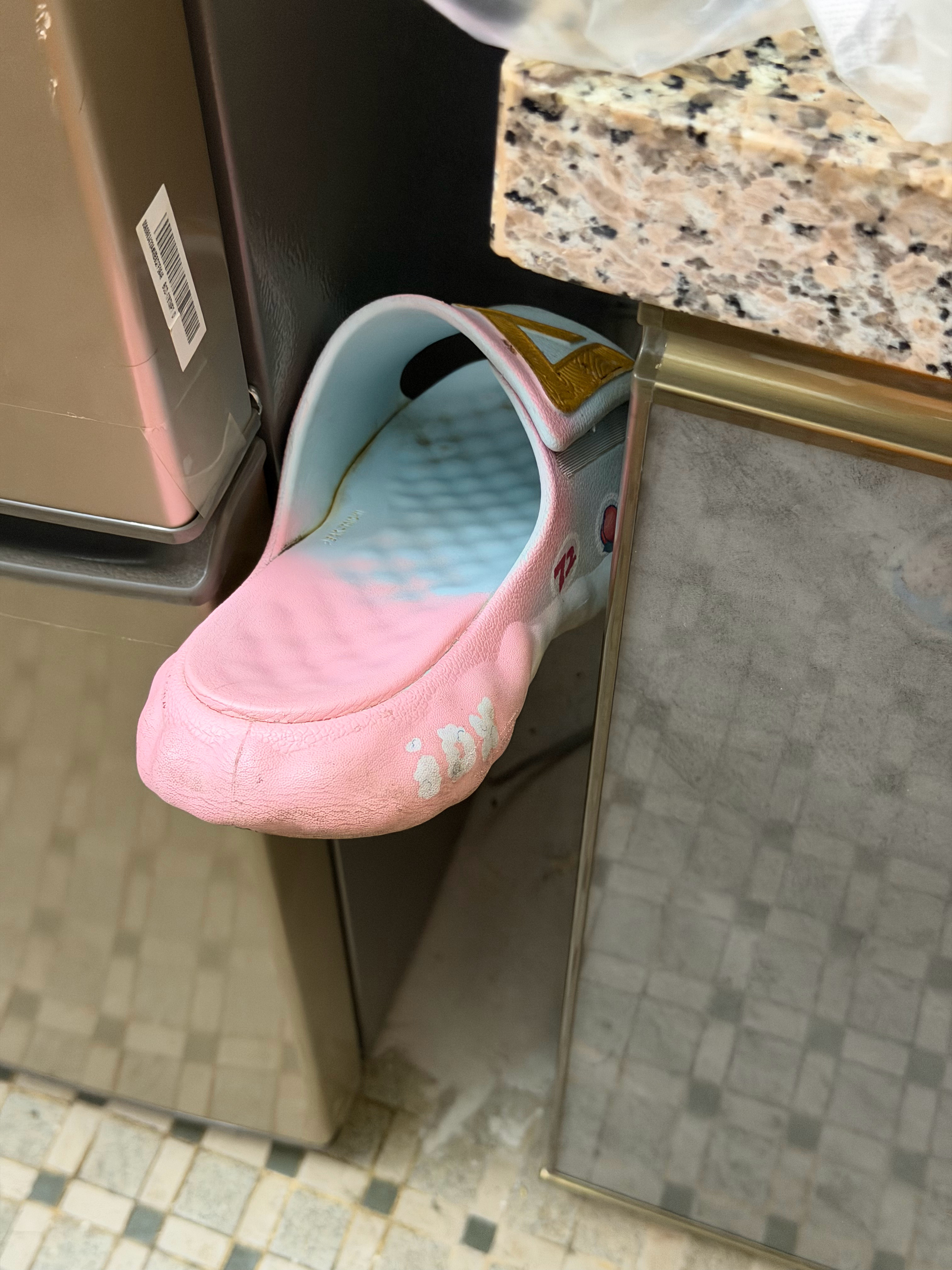 卖补鞋胶的老板，为啥不多送我两条皮筋要是没有冰箱帮忙固定按着，这鞋是粘不结实的