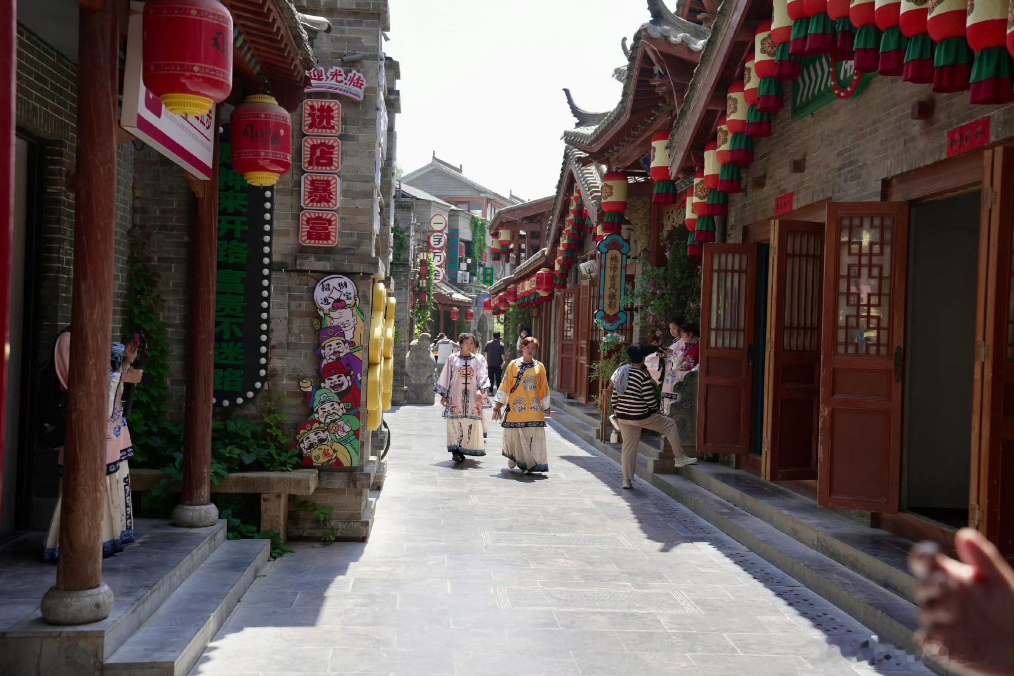 这个景区报销高速费还送水杯和朋友组队自驾打卡司徒小镇，每个人都领到了专属水杯，高