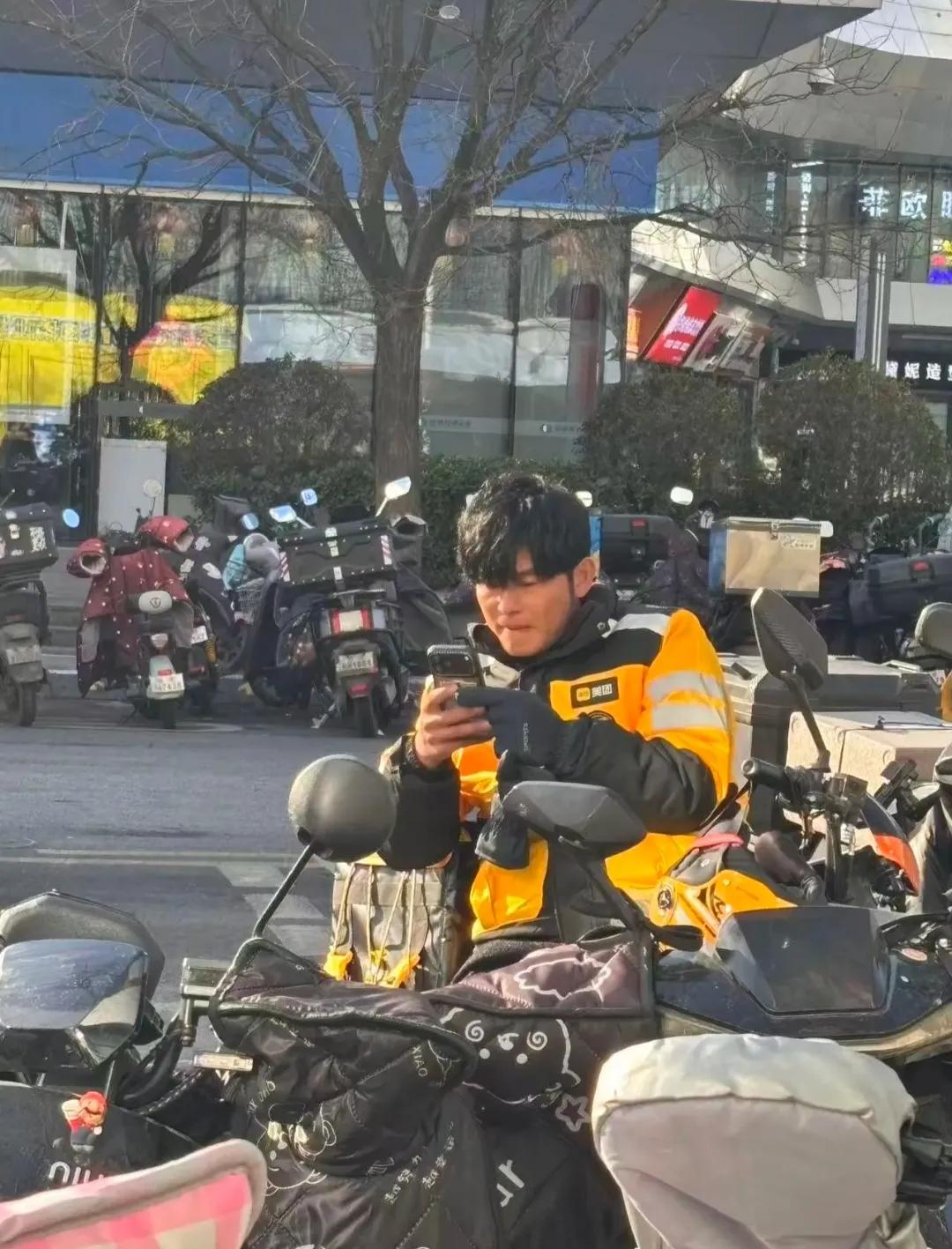 周董出来送外卖了？
刚从商场出来，瞅见一外卖小哥躺自己电动车上刷手机，这小哥也太