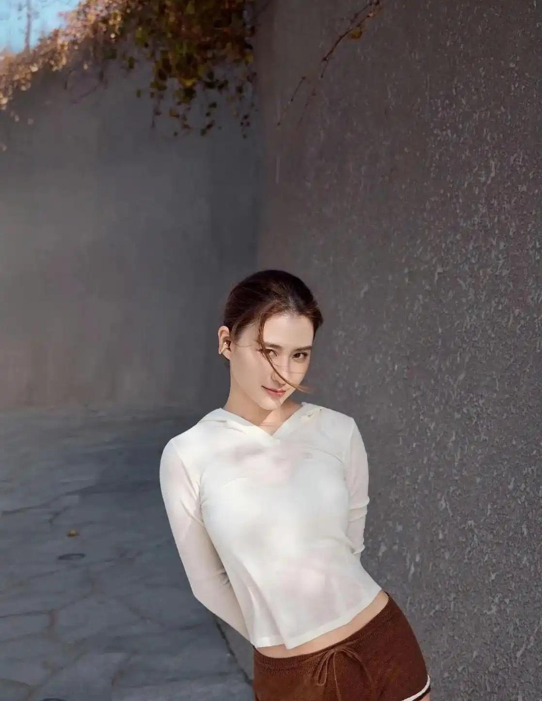 豪门媳妇不容易啊，事业家庭两手抓，太难了！窦骁何超莲曾在机场吵架？很多人都觉得何