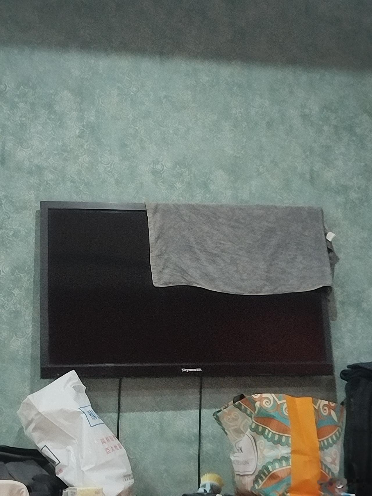 你会用你家的电视机晾毛巾吗？

和同事出差，同事洗完澡把湿漉漉的毛巾拧干水，顺手