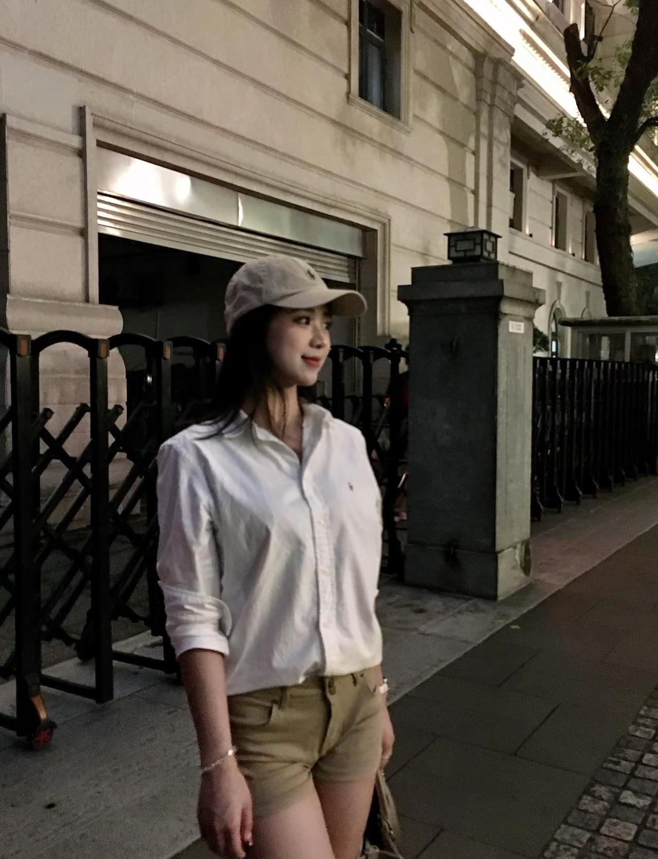伦敦未必有姐姐忧郁。白色衬衫街拍 沙面岛街拍 沙面岛穿搭 广州沙面街拍