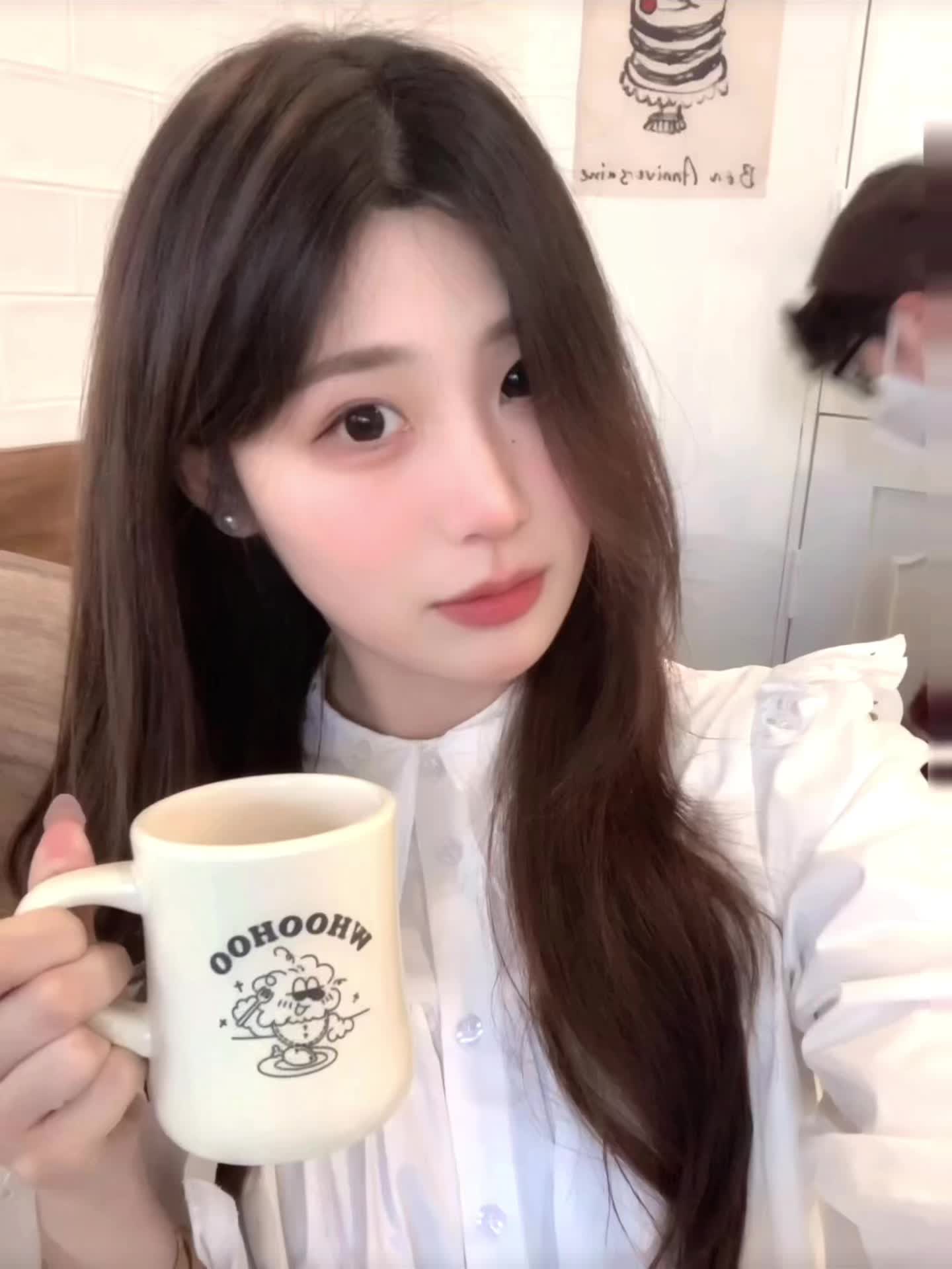 嗨！美女（吹口哨）你一个人玩手机啊（摘下墨镜）（撩刘海）跟哥唠唠呗 哥...