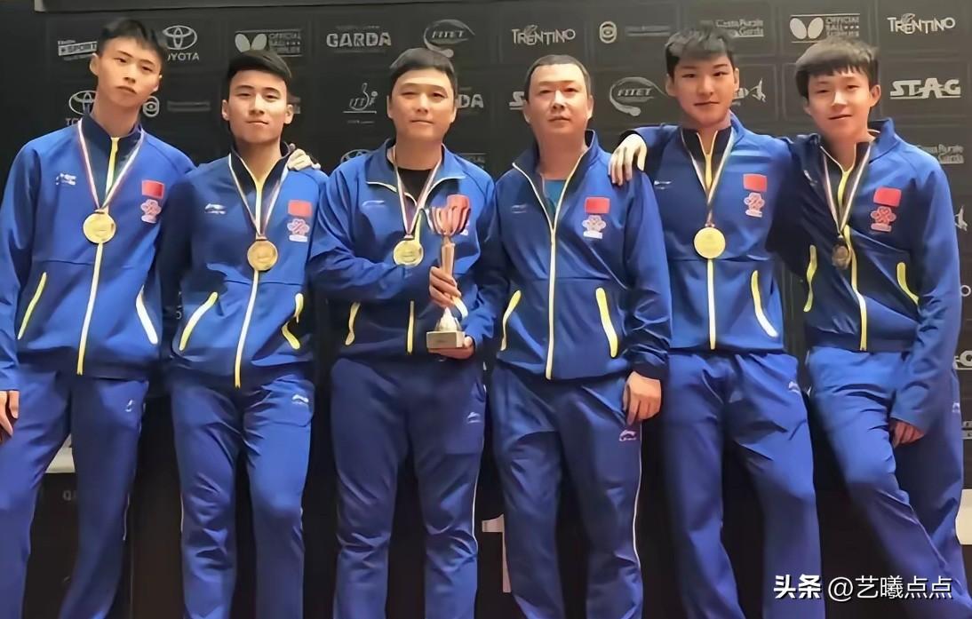 和队友们一起捧起了奖杯，王楚钦的笑容最灿烂，我们是最棒的团队！
你认出这支优秀团