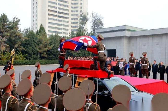 97岁。
人活到这个岁数，本身就是一部史书了。
更何况，他是在朝鲜。
那个总是在