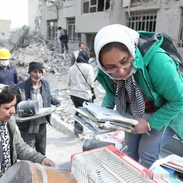 美军空袭哈尔克岛，战争进入新阶段

美军中央司令部14日宣布对哈尔克岛上90多个