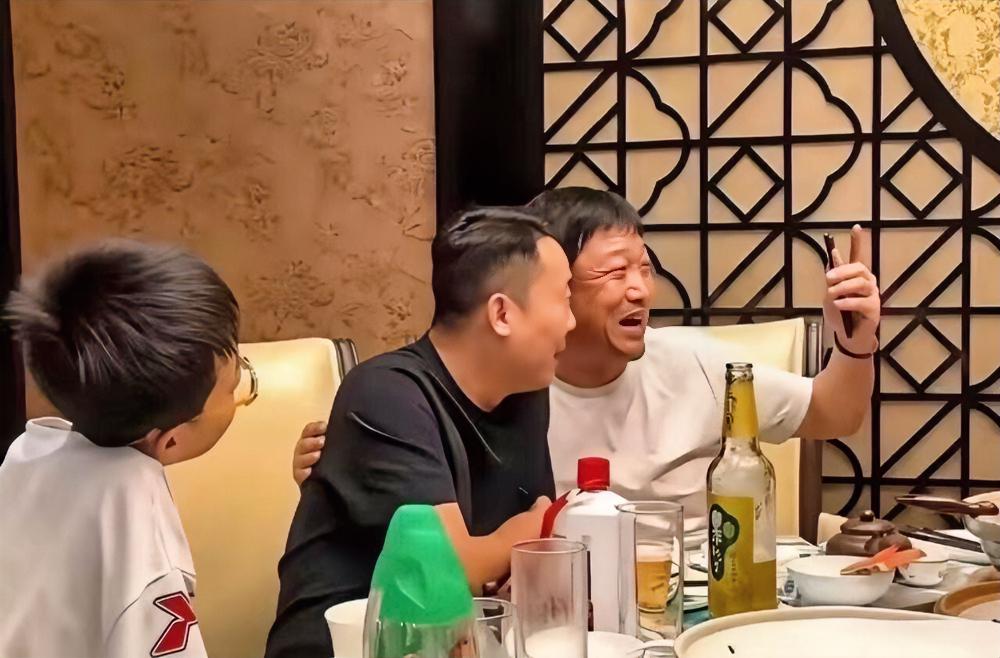贾冰这事，
他做的对不对，我不评价，
但是我敢打包票，别的不说，他这人一定是一个