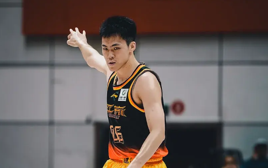 庞峥麟：这场球赢下来不容易，在第四节我们咬住了