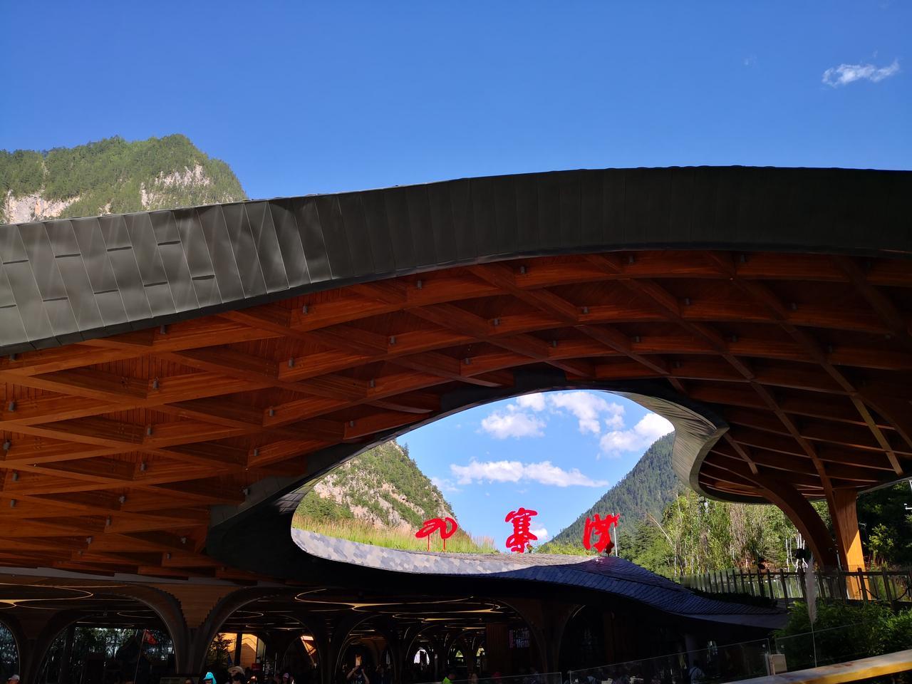 “童话世界”、“人间仙境”九寨沟。

九寨沟因沟内有九个藏族村寨而得名。它就像一