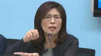 7 月 3 日，国民党主席郑丽文在一场妇女活动中一改往日温和形象，火力全开痛批民