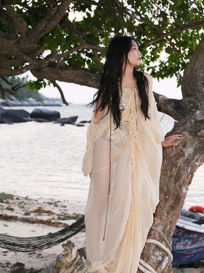 卢昱晓海的女儿  卢昱晓仙女袍真的是太漂亮了，咱们妹妹真的是如同海的女儿一样的呀