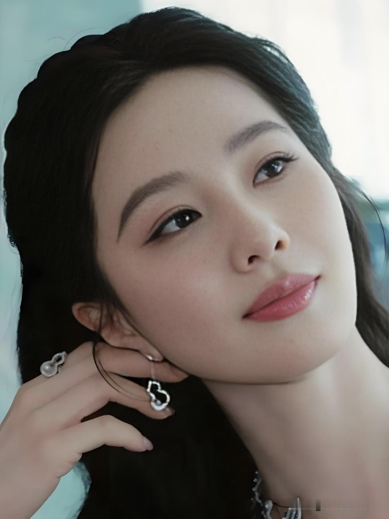 她气质如兰，温婉从容，多年芭蕾练就一身优雅仪态。刘诗诗，眉眼含情，淡然而坚定，不