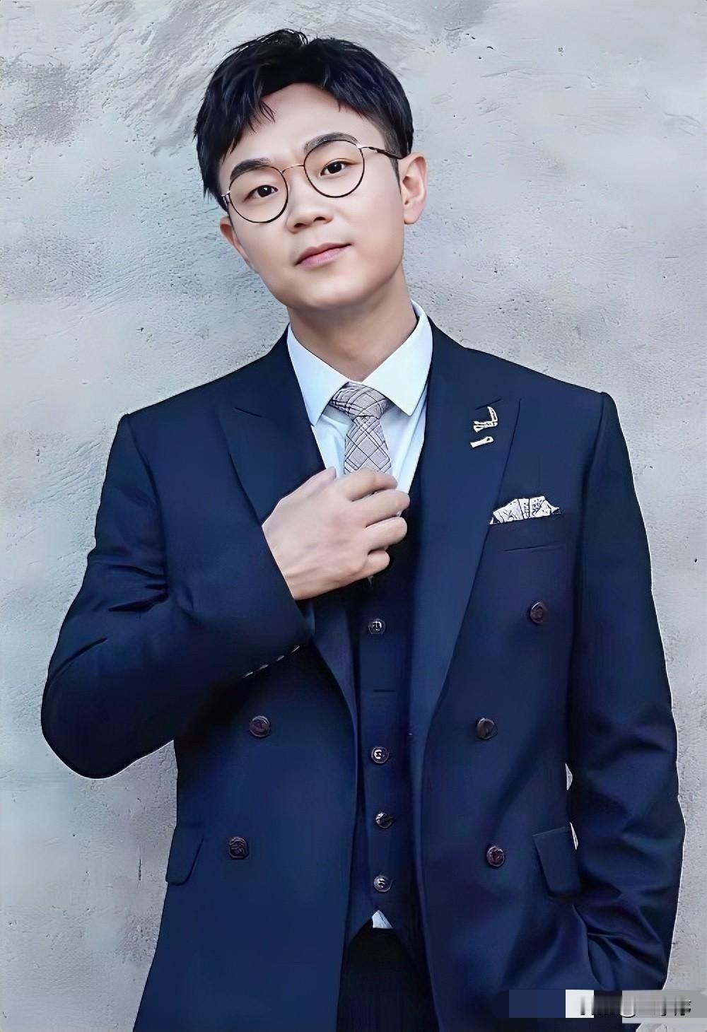 大鹏成为大导演

离不开这三个贵人

第一个，张朝阳
2004年，大鹏以实习生身