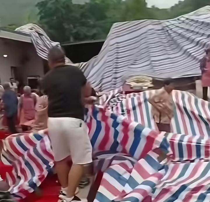 四川有人家办升学宴，院子里搭个大棚挡雨。谁想到雨越下越大，棚顶积了老多水，沉得把