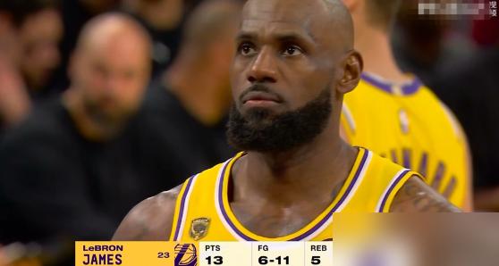 第三节被打崩，乌度卡手里攥着6个暂停，眼睁睁看着，一个都没叫。
没了杜兰特，火