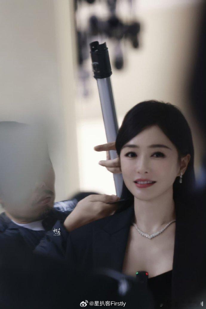 长发秦岚杀回来了 秦岚的长发一回来，我就知道她又要在时尚界掀起一股新风潮了，知性