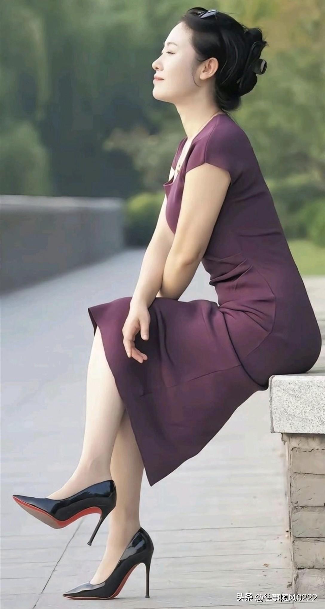 紫衣美人倚栏坐   静听风吹叶落声