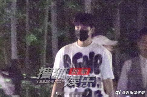 杨洋聚餐路透 杨洋穿宽松 T 恤与朋友聚餐，腰身笔直肩膀宽阔。 ​​​