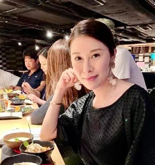 人生在世，世事无常，又一位年轻的港星去世了！！！
黎淑贤烧炭身亡，46岁的她曾出