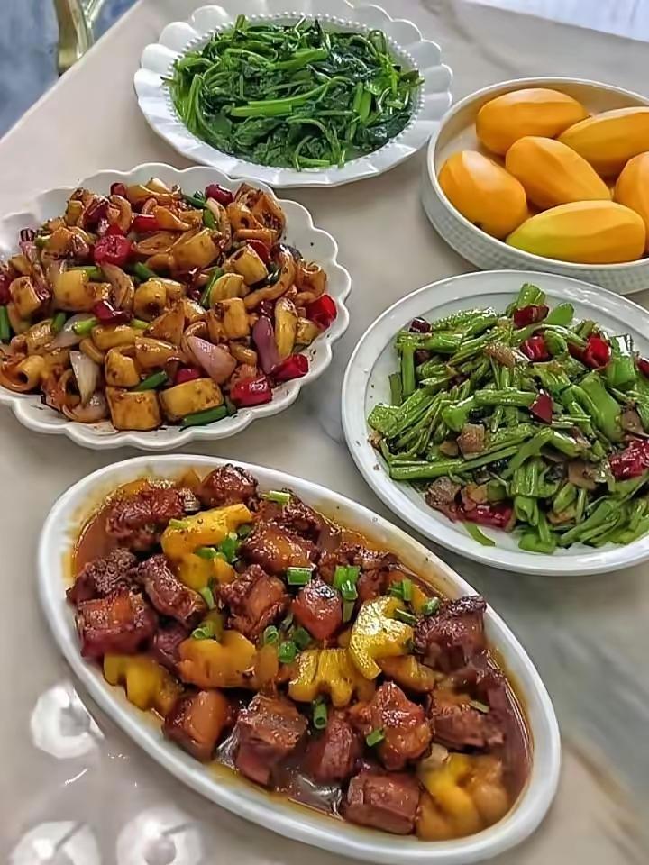 呣，这些菜从颜色上能感觉到，做菜不错。

认真对待做饭的女人，对生活用心，通常对