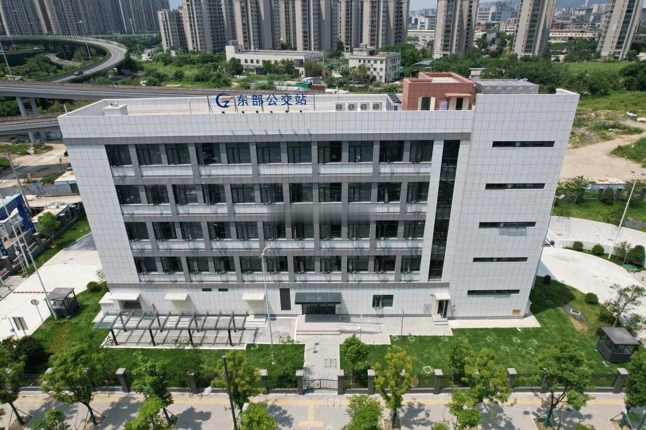 上半年，福州加快推进地铁、公交“双网融合”，开通及优化调整52条公交线路，新建改
