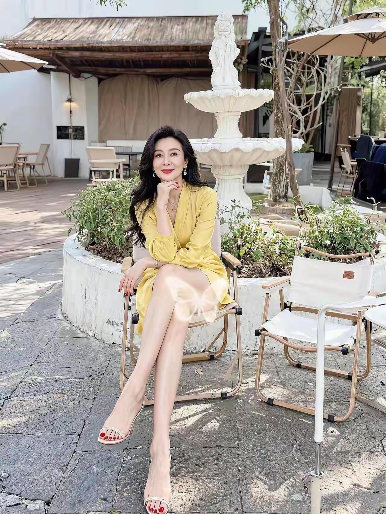 这年龄涂这大红脚趾甲油有点不好看