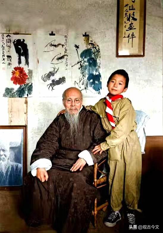 这张照片拍摄于1948年，画面中是国画大师齐白石与他最小的儿子齐良末。当时齐白石