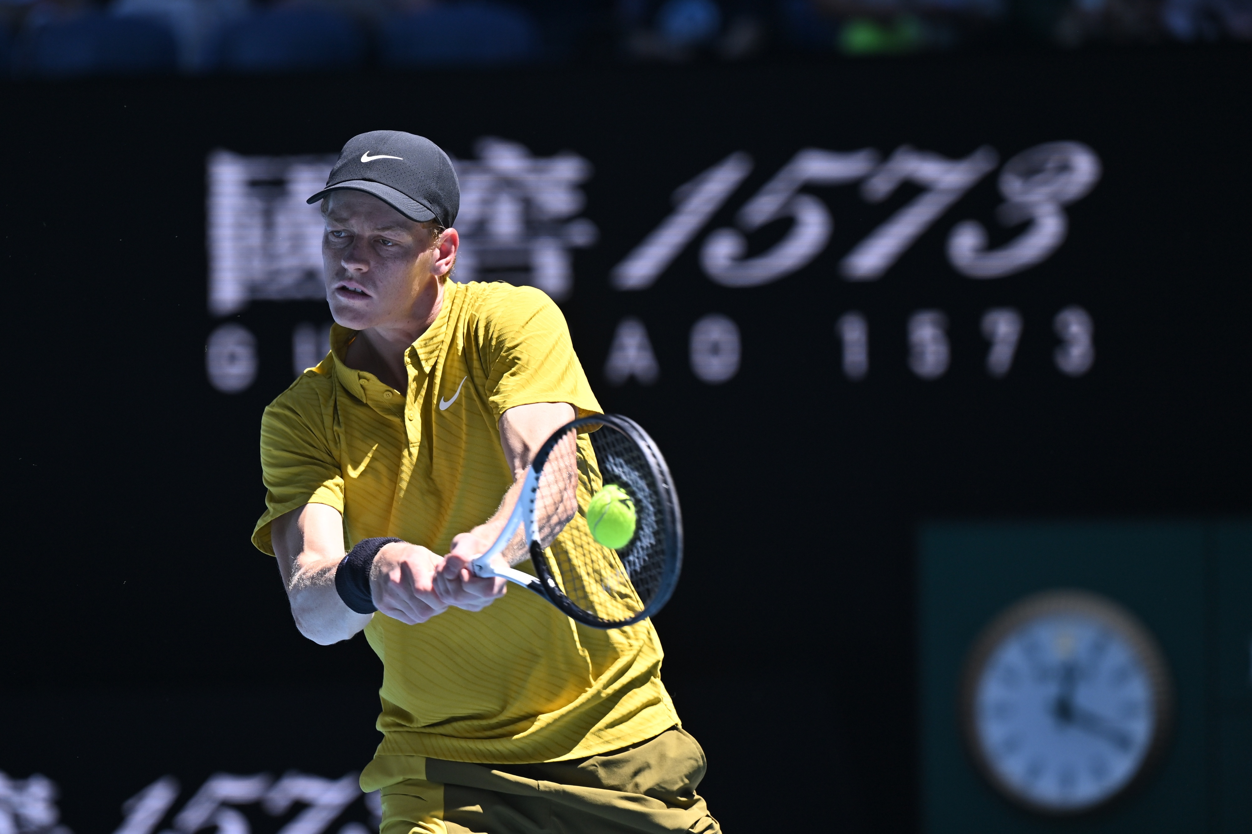 辛纳澳网晋级16强 辛纳克服一盘落后、澳网高温和身体抽筋等诸多不利，以4-6/6