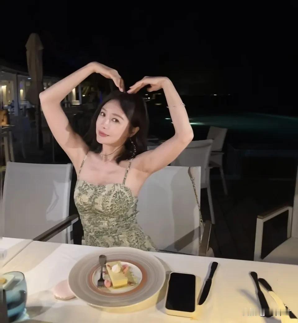 47岁秦岚马尔代夫庆生，穿吊带裙戴水晶项链状态似少女，坚持不婚主义称子宫使用不关