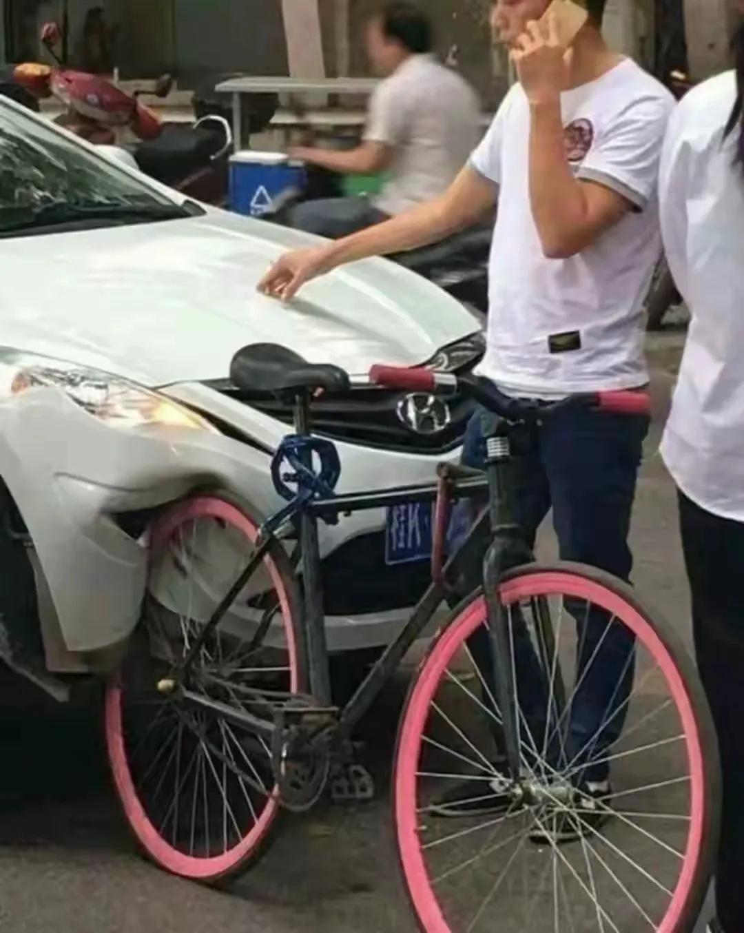 大家发现没有汽车的质量越来越差了！近日，河南的网友透露，在当地的一处闹市街头，一